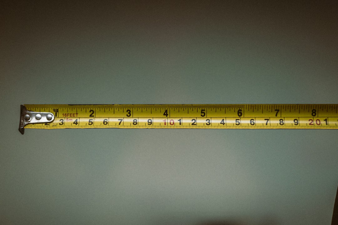 Mérőszalag nyílászáró mellett – ablaküveg méretvételének illusztrációja