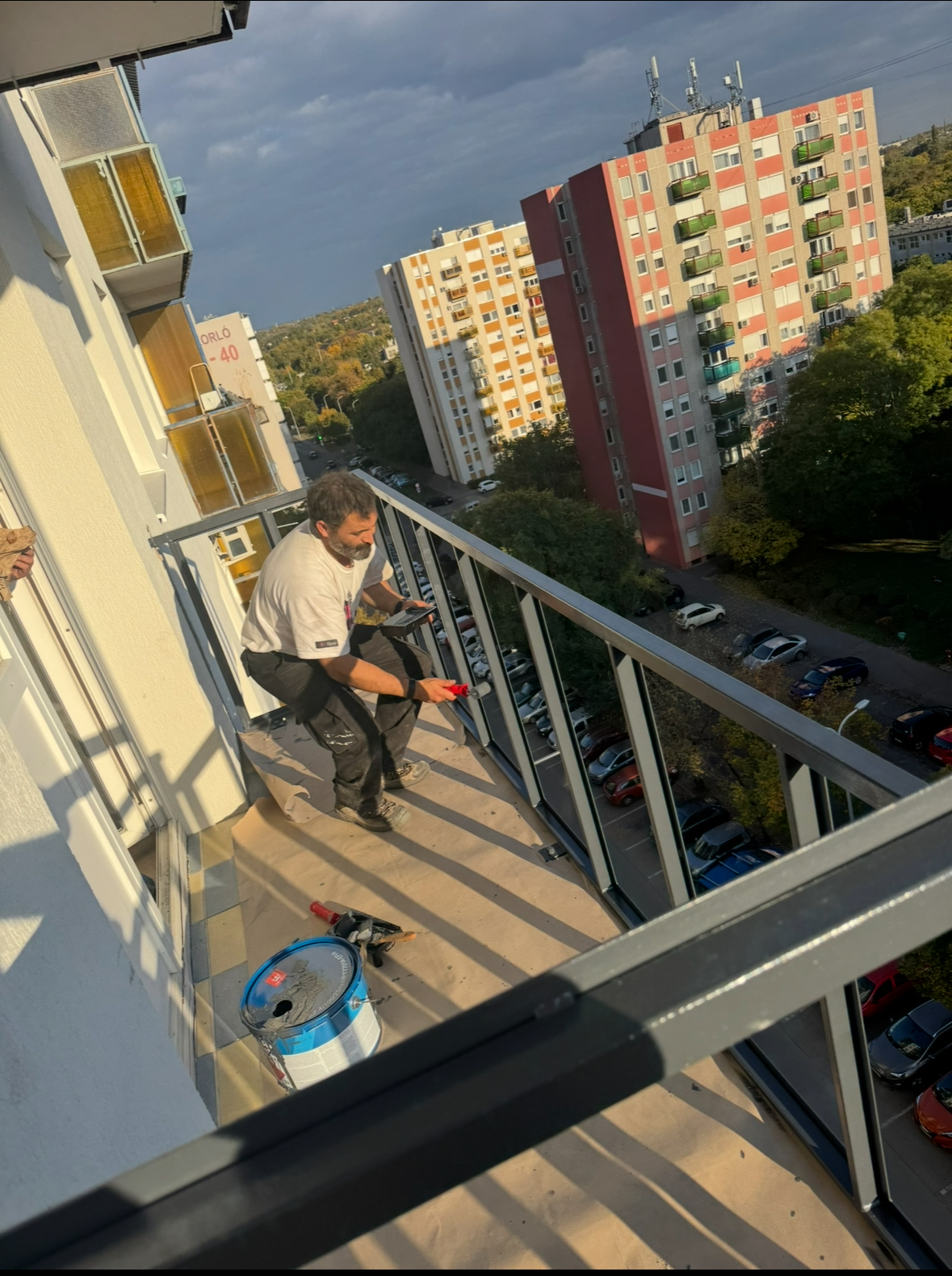 Erkélykorlát rozsdagátló bevonat – Budapest | Grandestone Bau Acél erkélykorlát festés előtti tisztítása – saját kivitelezési referencia