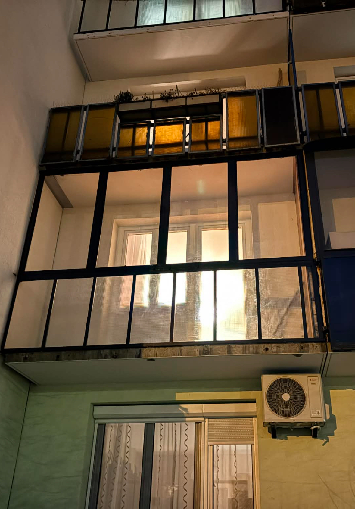 Referenciák – erkélyfelújítás és üvegezés A fotón egy teljesen beépített erkély külső nézete látható, zártszelvényes szénacél tartószerkezettel kialakítva. A szerkezet az épület adottságaihoz igazodva készült, stabil rögzítéssel és pontos illesztésekkel.