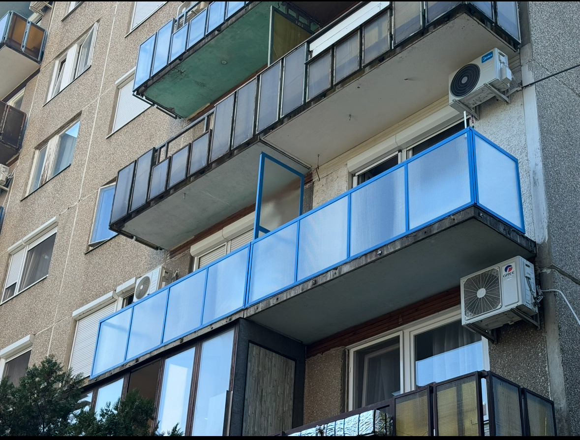 Referenciák – erkélyfelújítás és üvegezés Két erkély teljes körű cseréje és üvegezése egyedi gyártású szerkezettel, valamint térleválasztó kialakítással. Az új üvegezett erkélyek modern megjelenést, jobb kihasználhatóságot és időtálló megoldást biztosítanak társasházi erkélyfelújít