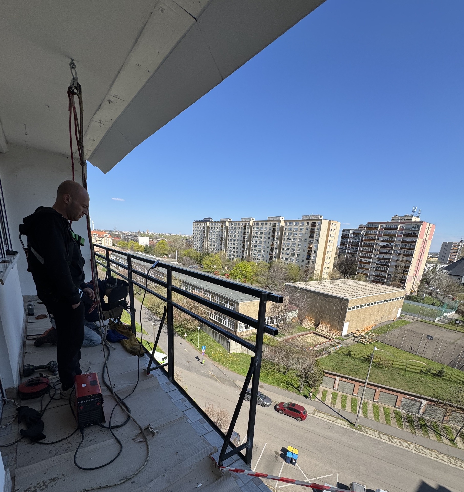 Rólunk – Grandestone Bau Kft. Teljes erkélykorlát szerkezetcsere és üvegezés – Grandestone Bau saját referencia