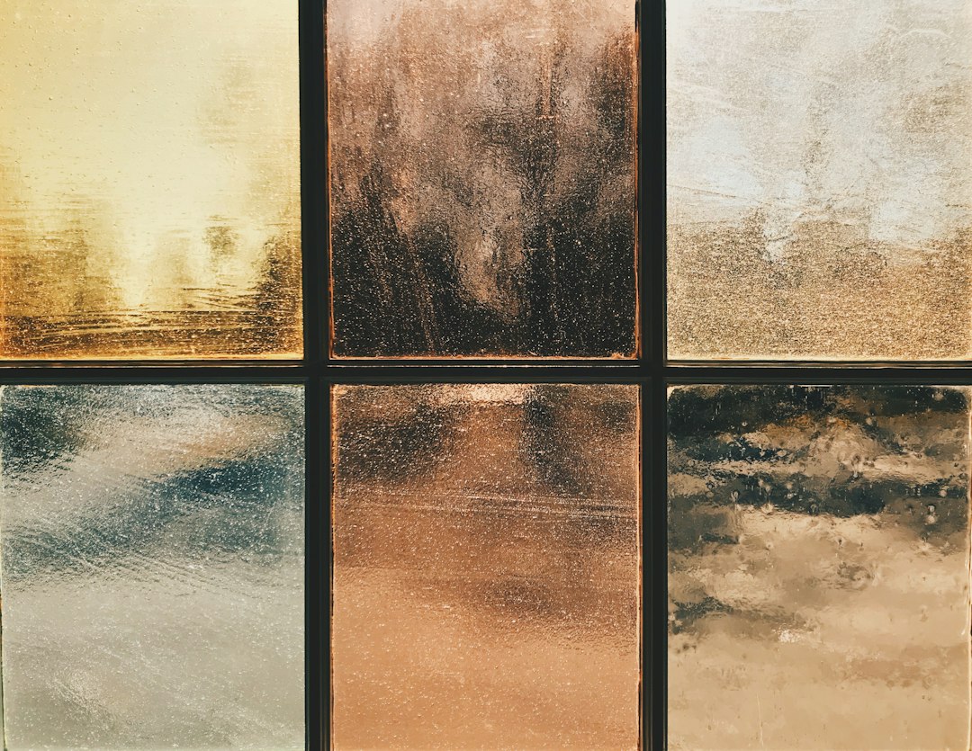 Színes üveg- és dekorpanelminták egymás mellett – szemléltető illusztráció, nem saját referencia