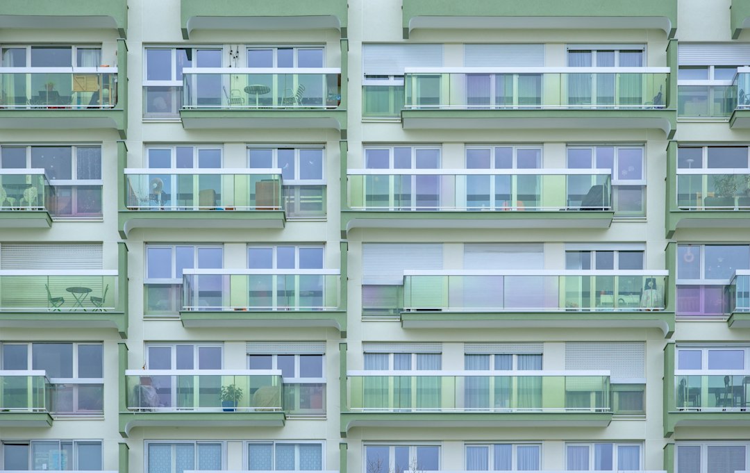 Társasházi erkélyek homlokzati látképe – szemléltető illusztráció
