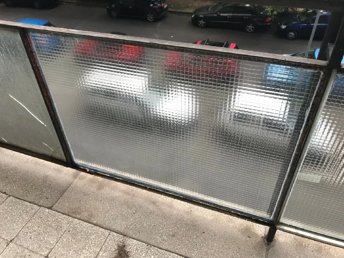 Új drótüveg betét a meglévő erkélykorlátban, üvegcsere után